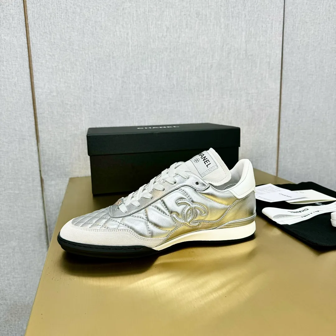 👟👟Ex-factory price 600👟👟 Top version Chanel Chanel - 2024 counter top casual sports shoes. This classic design; the upper is electro-embroidered with a variety of techniques; the outsole is fashionable and sporty; it is unusual to incorporate a variety of color matching elements... The diversified mix and match is very beautiful and versatile, and can be used for leisure, fashion, sports and outdoor... ꫛꫀꪝ Go➫ Material: ❶The upper is made of: original imported mercerized velvet + double-layer breathable mesh ❷The inner part is made of: the original imported breathable mesh ❸The outsole is based on: original TPU combination outsole Special counter boutique packaging complete set for women 35–41